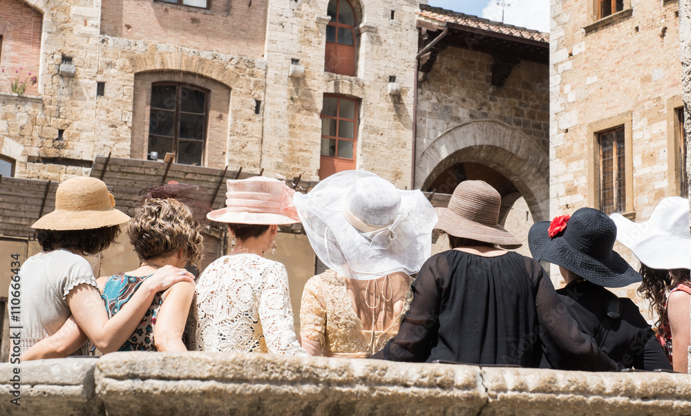 Hutmode bei einer italienischen Hochzeit