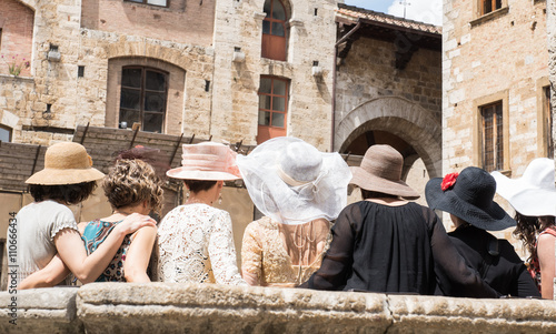 Obraz na płótnie Hutmode bei einer italienischen Hochzeit w salonie