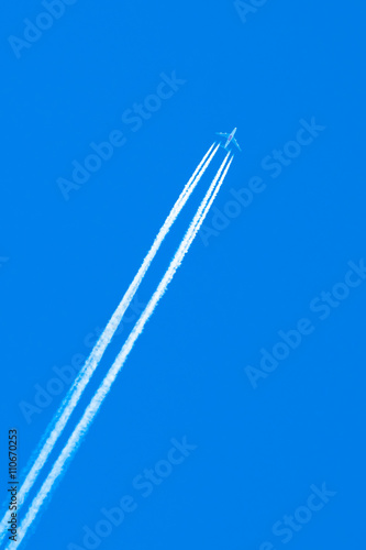 Fernweh - Großes Passagierflugzeug mit Kondensstreifen am blauem Himmel