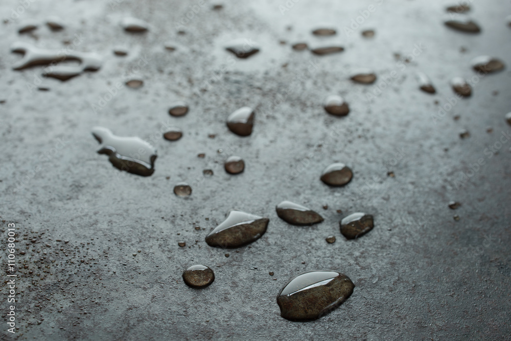 Wassertropfen auf einem Blech mit Rost Wassertropfen auf einem Blech mit Rost