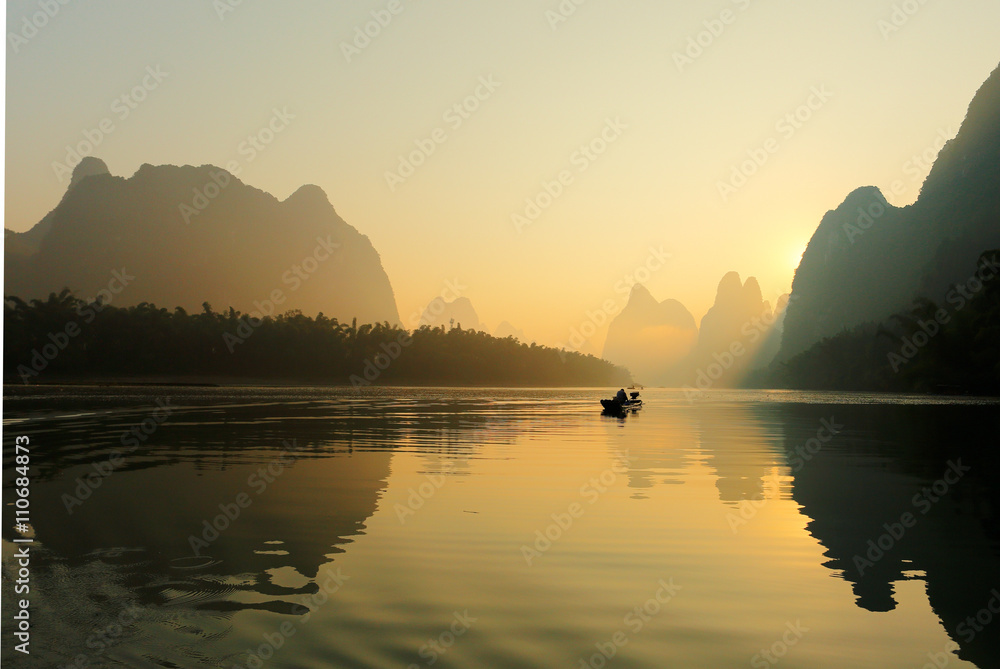 Sunrise at Li River, Xingping, Guilin, China. Xingping is a town in North Guangxi, China. It is 27 kilometers upstream from Yangshuo on the Li River - obrazy, fototapety, plakaty 