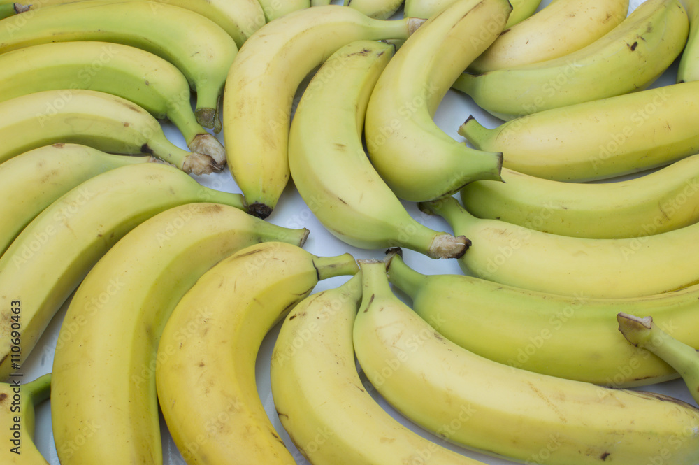 bananas,extendidas sobre la mesa