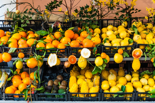 Fotografija Frisches Obst am Obstmarkt in Taormina; Sizilien;
