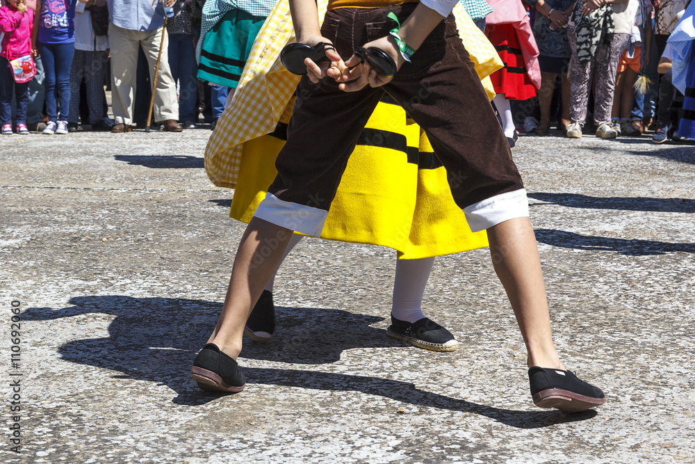 Pies con alpargatas. Bailarines bailando en la calle. Baile tradicional  extremeño. Vestimenta tradicional. Stock Photo | Adobe Stock