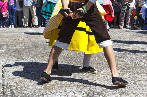 Pies con alpargatas. Bailarines bailando en la calle. Baile tradicional extremeño. Vestimenta tradicional. 