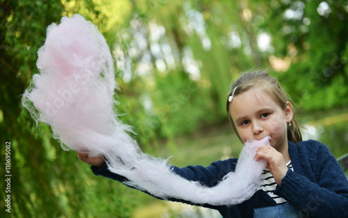 petite fille mangeant Barbe à papa photo