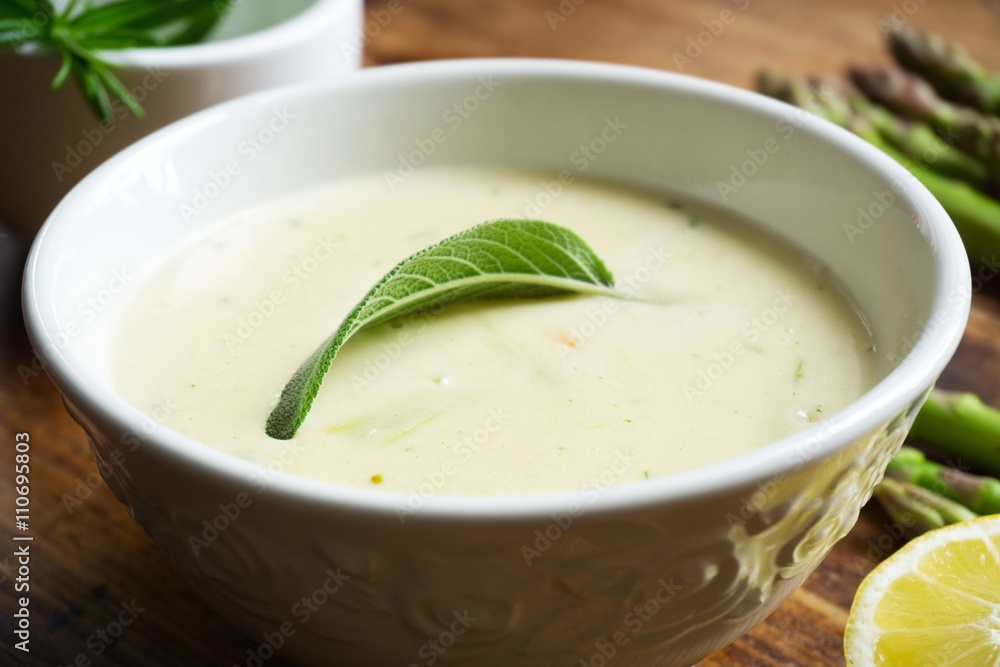 Spargelsuppe mit Zitrone und Salbei Spargelsuppe mit Zitrone und Salbei