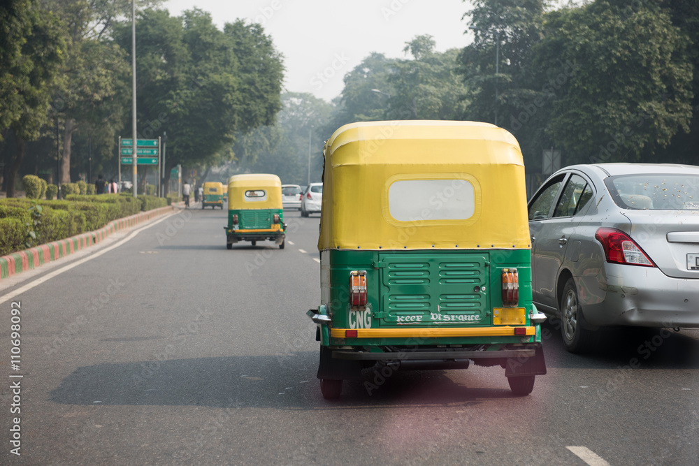 Obraz premium Autorickshaw on Busy Street
