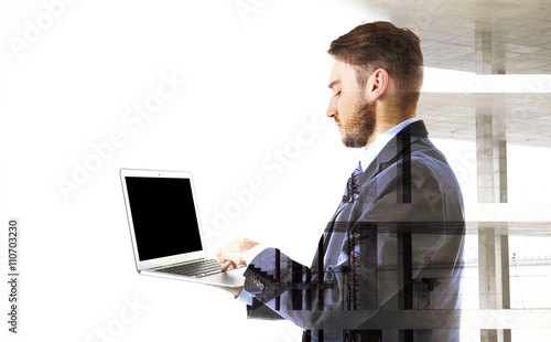 Male hands holding tablet p...