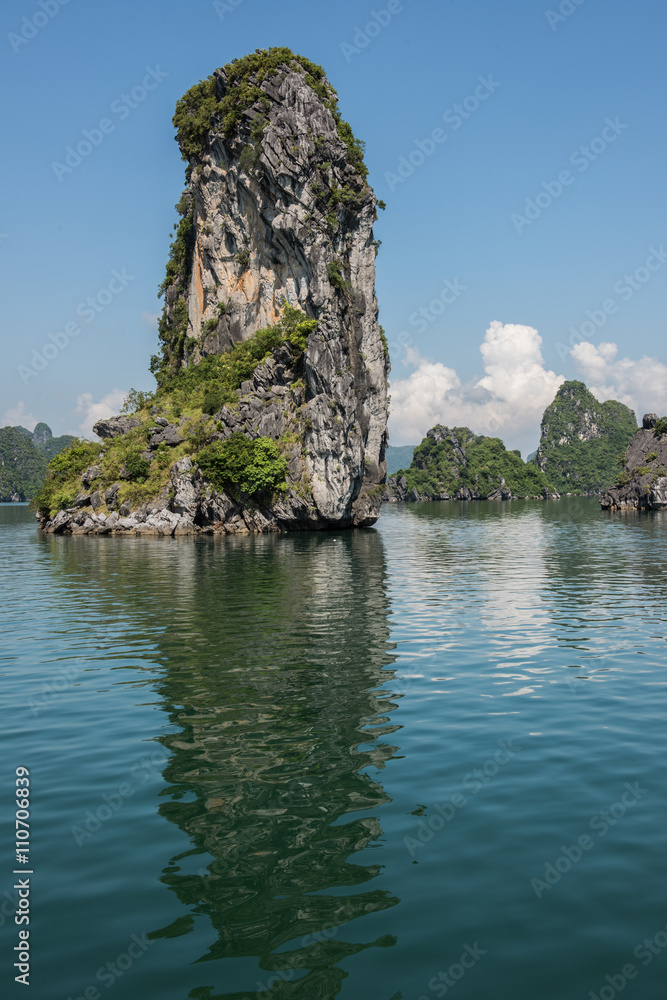 Fototapeta premium Islet on Ha Long Bay