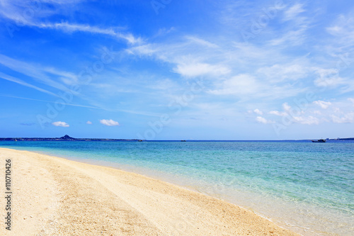 美しい沖縄のビーチと夏空     © sunabesyou