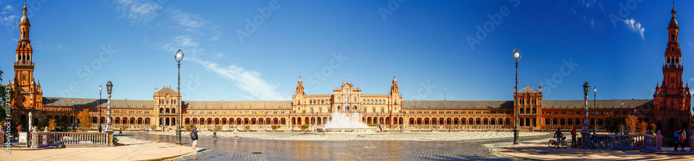 Obraz premium SEVILLA, HISZPANIA - PAŹDZIERNIK 16,2012: Panoramiczny widok na Plaza Espana