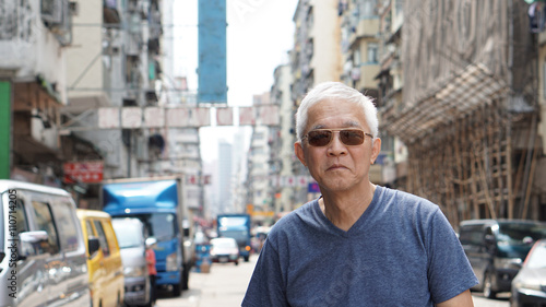 Canvas Print senior asian man with hong kong urban architecture scene