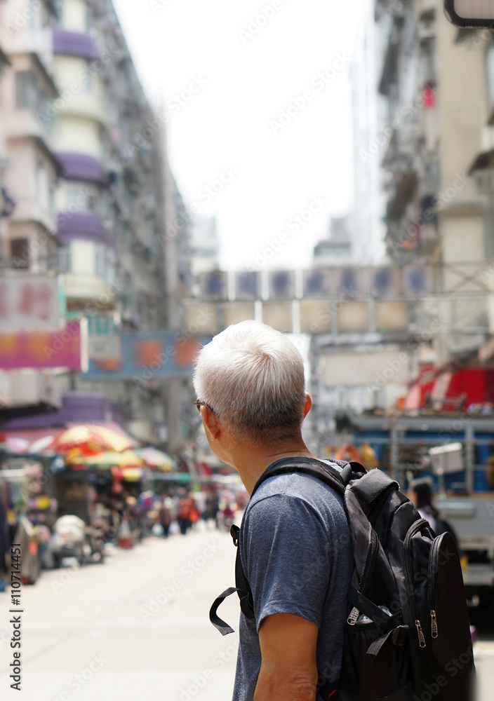 Fototapeta premium senior man with hong kong urban architecture scene