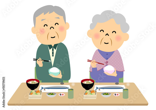 ご飯を食べるシニア夫婦