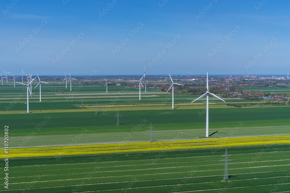 Fototapeta premium Luftbild einer Windenergieanlage im Windpark