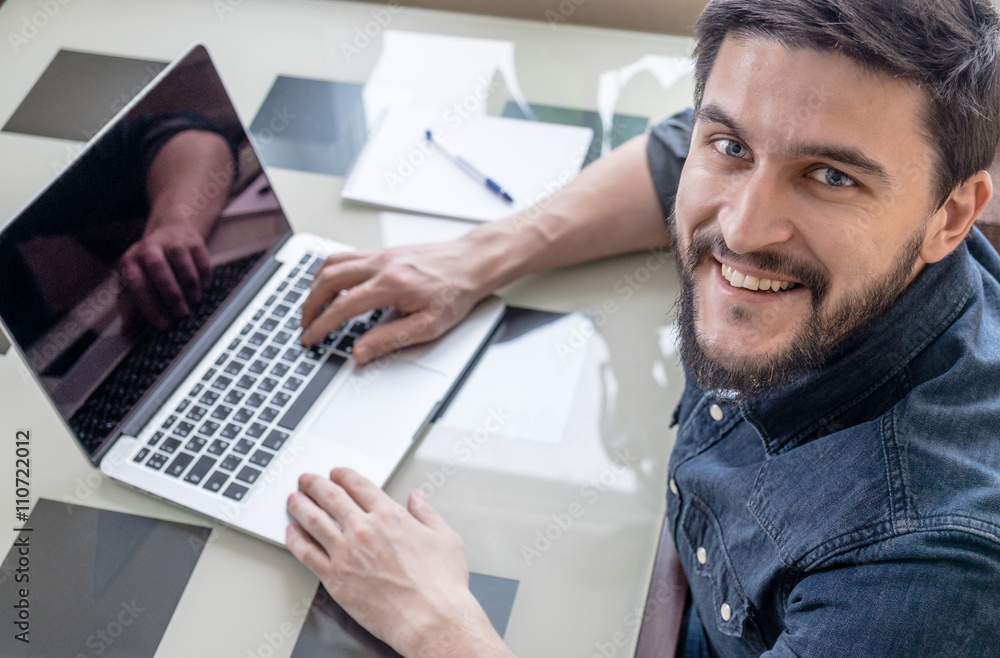 Fototapeta premium Businessman with his laptop