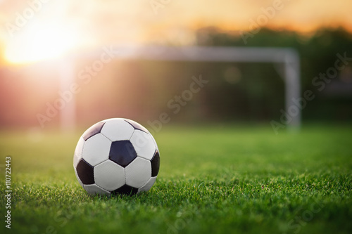 Fototapeta Piłka nożna słońca / piłki nożnej w zachodzie słońca