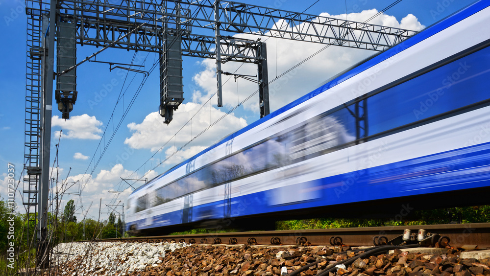 Fototapeta premium Nowoczesny pociąg elektryczny poruszający się na pełnych obrotach