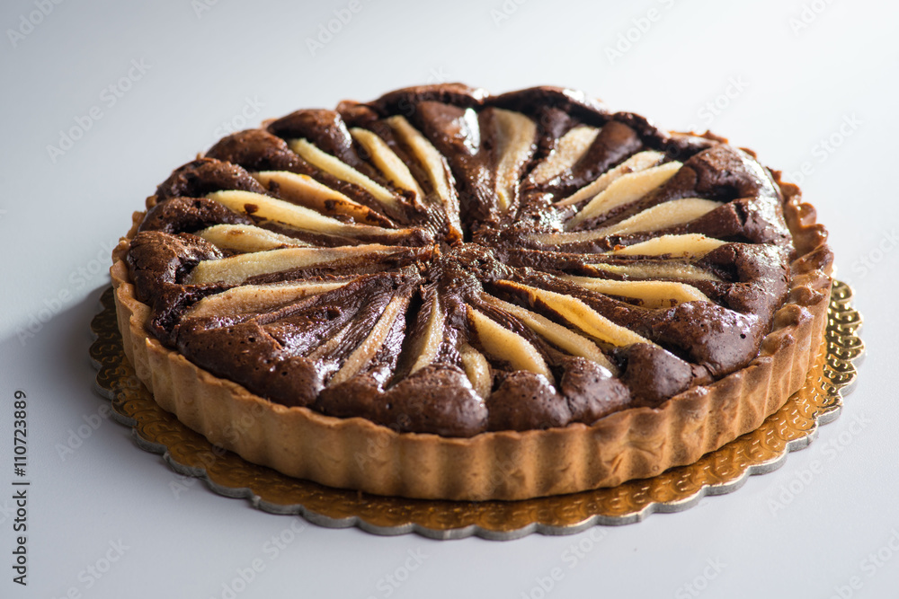 Crostata al cioccolato con le pere isolata su un tavolo Crostata al cioccolato con le pere isolata su un tavolo