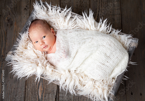 Foto Beautiful newborn inside a basket