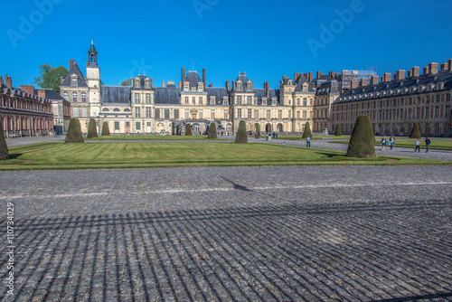 Château de Fontainebleau, cour d'honneur photo