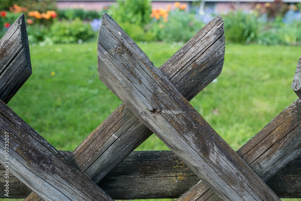 Alter Zaun aus Holz vor einem Vorgarten Alter Zaun aus Holz vor einem Vorgarten