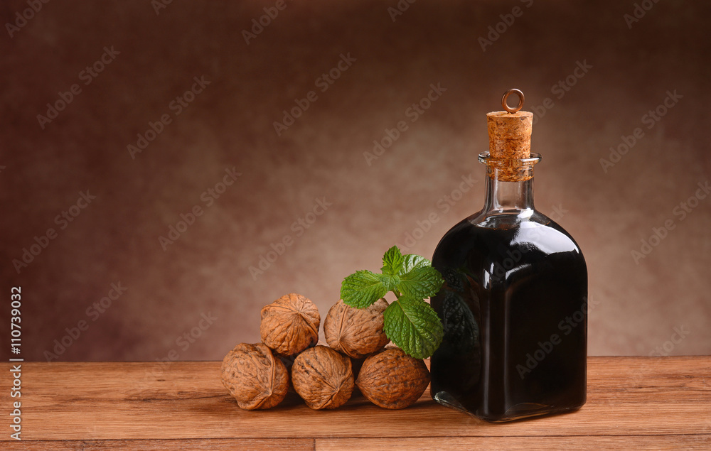 Naklejka premium nocino alla menta - liquore alle noci italiano