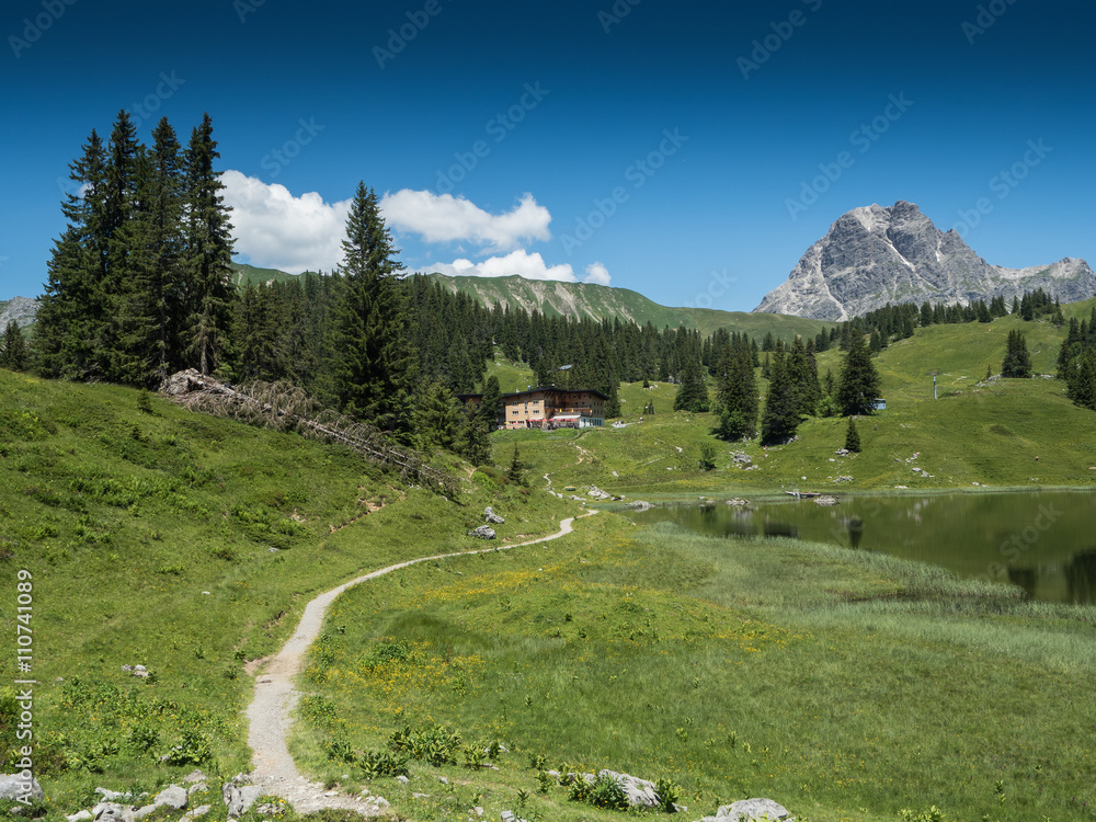 Φωτογραφία A view of Alpine mountains and the Koerbersee lake near the village Schroecken i