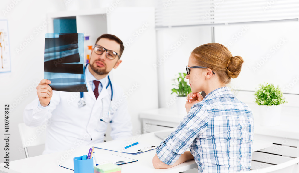 Fototapeta premium patient at a reception at the doctor looking an x-ray