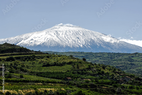 Paesaggio con etna, il più grande vulcano attivo di europa, in sicilia
