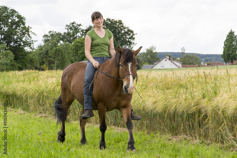 Frau mit Pferd