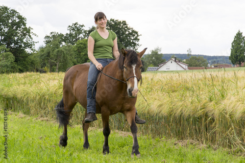 Frau mit Pferd © Daniela Stärk