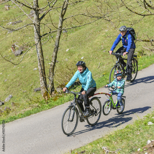 Familie beim Radfahren mit Tandemstange