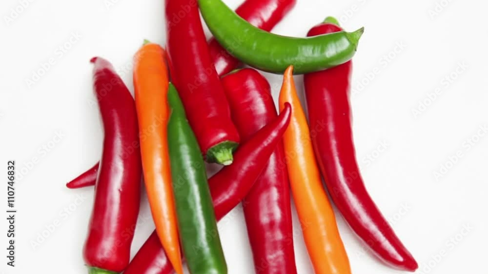 Frische Chillis Rote Gelbe und Grüne isoliert auf weißen Hintergrund
Frische Chillis Rote Gelbe und Grüne isoliert auf weißen Hintergrund