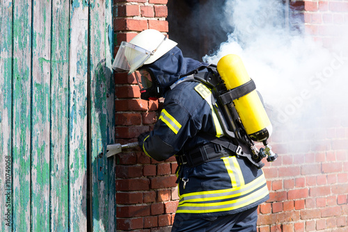 Feuerwehrmann im Einsatz am Brandherd photo