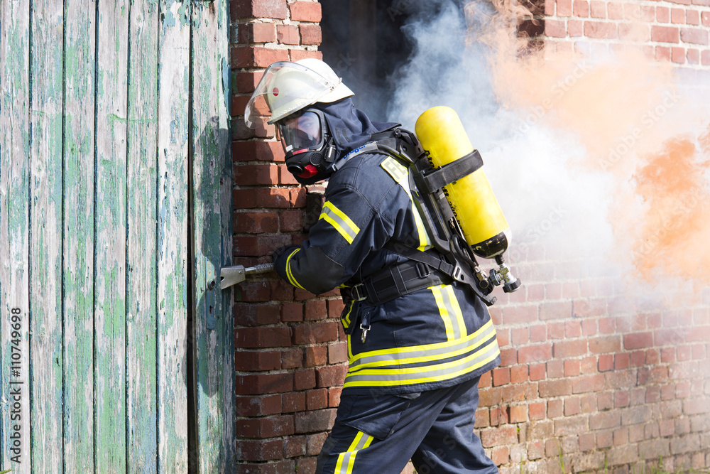 Obraz premium Feuerwehrmann im Einsatz am Brandherd