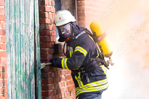 Feuerwehrmann im Einsatz am Brandherd photo