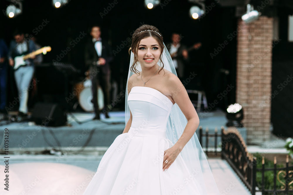 Naklejka premium Amazed bride on the wedding celebration
