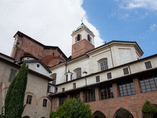 Dietro il Duomo di Novara photo