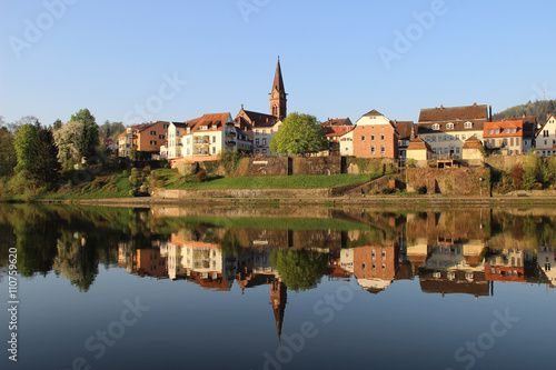 Neckargem  nd im Neckar gespiegelt