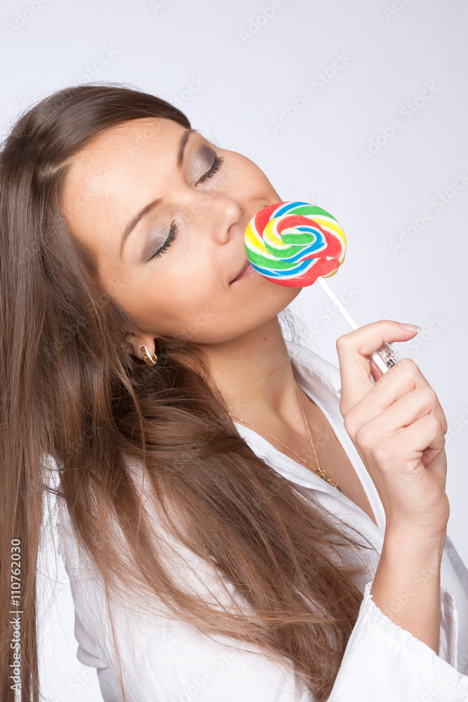 Девушка с карамельной конфетой