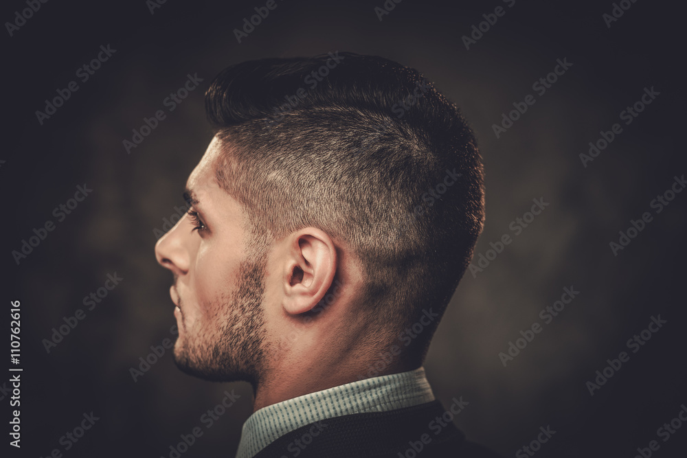 Obraz premium Serious well-dressed hispanic man posing on dark background.