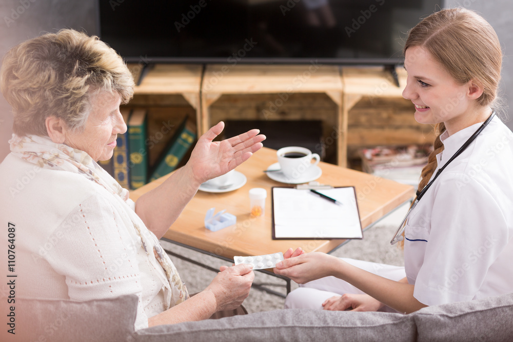 Obraz premium Don't forget to take this pill in the evening