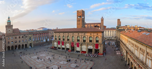 Canvas Print A panoramic view of main square - bologna, italy