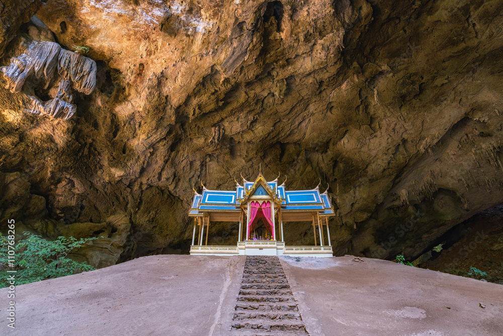 Fototapeta premium Morning sunbeam on royal pavilion in the Phraya Nakhon Cave, Pra