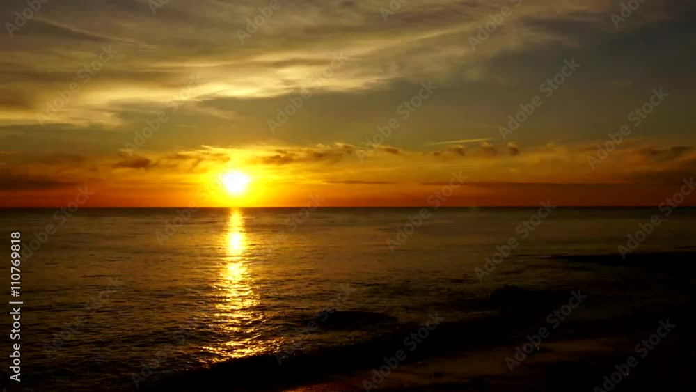 Coucher de soleil sur la mer en time lapse Coucher de soleil sur la mer en time lapse