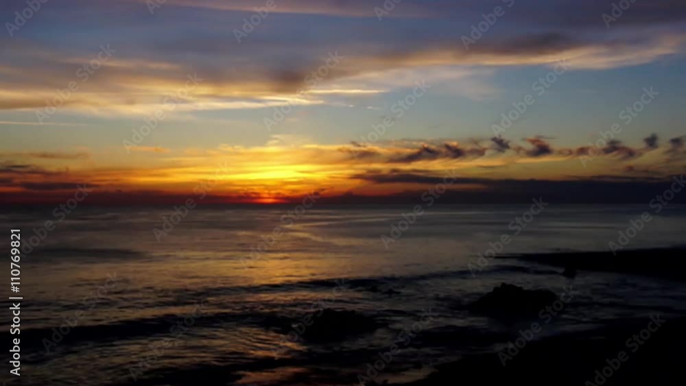 Lever de soleil sur la mer en time lapse Lever de soleil sur la mer en time lapse