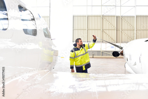 Techniker kontrolliert Propeller von einem Flugzeug im Hangar // aircraft check by technican photo