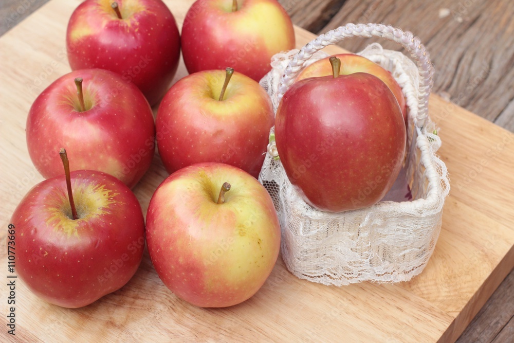 red apples is delicious on wood background.
